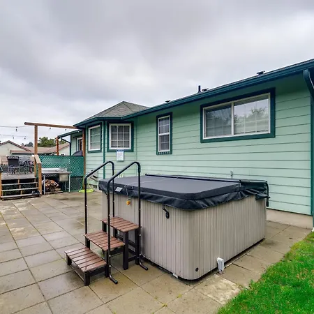 Pet-Friendly Westport Vacation Rental With Hot Tub!